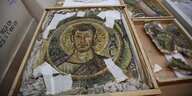 Ein antikes Mosaik, einen Mann zeigend