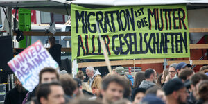 Transprent "Migration ist die Mutter aller Gesellschaften"