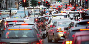 Vor roten Ampeln stehen Autos im Stau