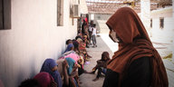 Frauen und Kinder in einem Auffanglager für Flüchtlinge in Libyen