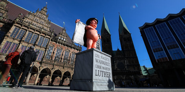 Eine Statue zeigt eine nackte Karikatur von Martin Luther.
