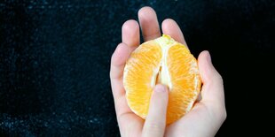 Eine Mandarine symbolisiert eine Vagina