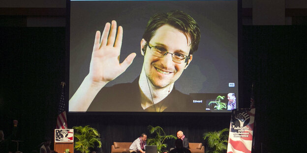 Whistleblower Edward Snowden auf einer Leinwand