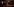 Eine Frau und ein Mann sitzen in einem Auto. Die Frau hält dem Mann eine Pistole ins Gesicht