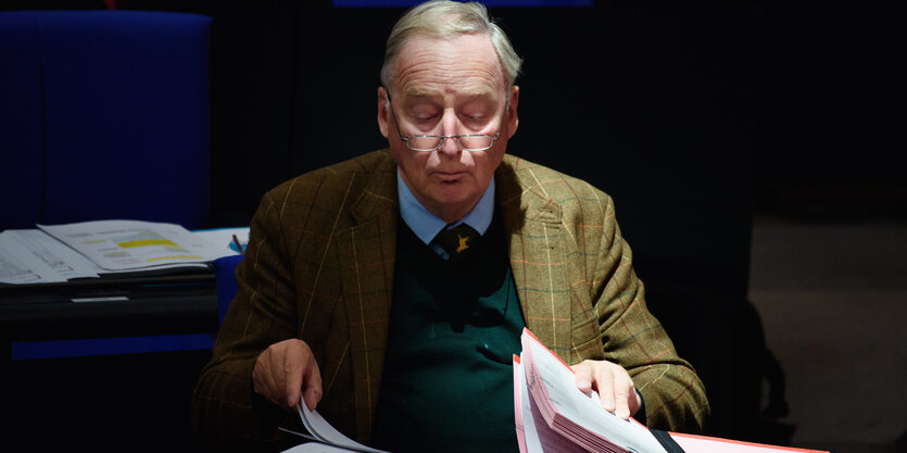 Alexander Gauland sitzt im Dunkeln, nur von rechts fällt Licht auf ihn