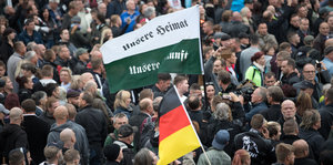 In Chemnitz demonstrieren Neonazis mit Flaggen