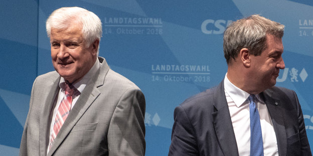 Bundesinneminister Horst Seehofer und der bayrische Ministerpräsident Markus Söder stehen während einer Wahlkampfkundgebung im Stadttheater auf der Bühne.