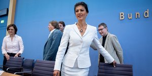 Sahra Wagenknecht vor der blauen Wand der Bundespressekonferenz