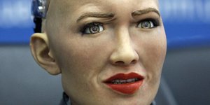 Das weiblich gestaltete Gesicht eines Roboters sieht skeptisch aus