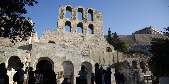 Touristen vor der Akropolis