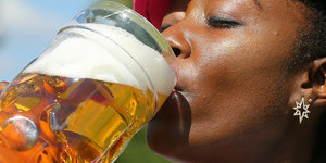 Frau trinkt Bier aus Maß