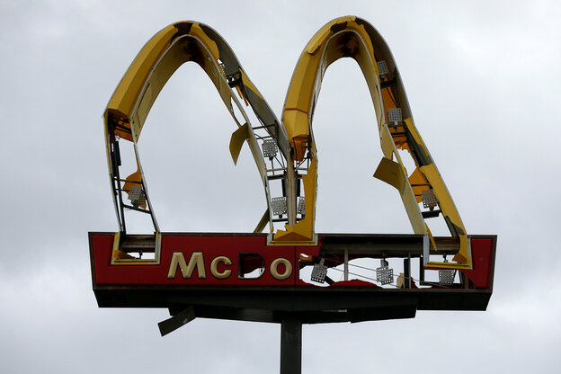 Ein zerstörtes McDonald's-Schild