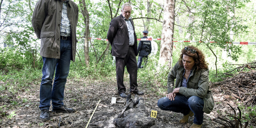 Tatort-Kommissare im Wald vor einer verbrannten Leiche