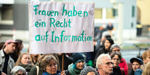 Eine Frau hält bei einer Kundgebung vor Beginn eines Berufungsprozesses gegen die Gießener Ärztin Hänel am Landgericht ein Plakat mit der Aufschrift „Frauen haben ein Recht auf Information“