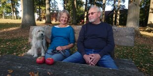 Sigird Ahlert und Seeben Arjes sitzen auf einer Bank