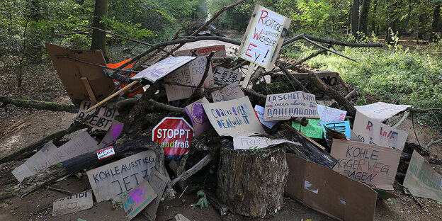 Im Hambacher Forst liegen Protestplakate auf einem Haufen