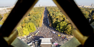 Viele Demonstranten von oben fotografiert