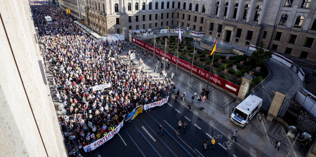 Menschen demonstrieren in einer Stadt