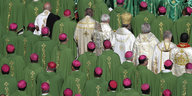 Viele Männer mit Roten Mützen und grünen Umhängen. Ein paar dazwischen haben weiße Kutten an. Es sind Bischöfe auf einer Messe im Vatikan