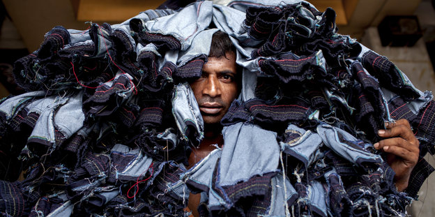 Arbeiter tragen in Bangladesch Jeans Hosen für den lokalen Markt