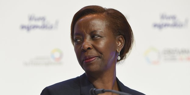 Eine Frau, Louise Mushikiwabo