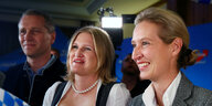 Die bayerische AfD-Spitzenkandidatin Katrin Ebner-Steiner und Fraktionschefin Alice Weidel lächeln freudig