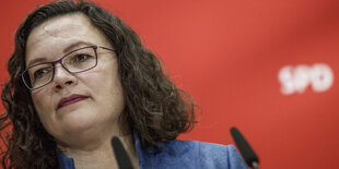 Nahles hebt die Hände, Klingbeil neben ihr bläst die Backen auf