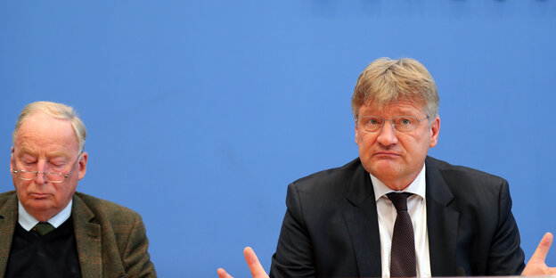 Alexander Gauland und Jörg Meuthen auf dem Podium der Bundespressekonferenz, Meuthen macht eine fragende Geste