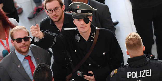 Martin Sonneborn, verkleidet als Stauffenberg, auf der Frankfurter Buchmesse.