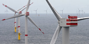 Mehrere Windräder in der Nordsee