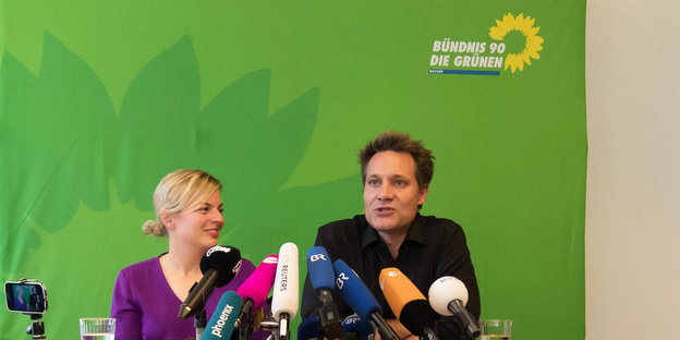 Die Spitzenkandidaten von Bündnis 90/Die Grünen, Katharina Schulze und Ludwig Hartmann, geben eine Pressekonferenz vor einem grünen Tuch