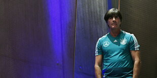 Trainer Joachim Löw wartet auf den Beginn der Pressekonferenz