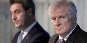Ministerpräsident Markus Söder und der CSU-Parteivorsitzende und Bundesinnenminister Horst Seehofer stehen nebeneinander