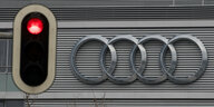 Eine rote Ampel neben einem Audi-Logo