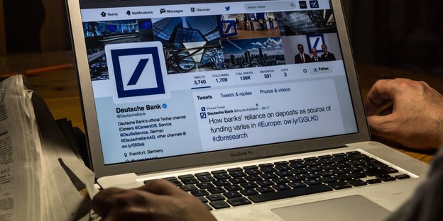 Auf einem Laptopbildschirm ist der Twitter-Account der Deutschen Bank zu sehen