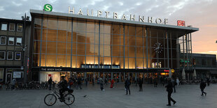 Der Kölner Hauptbahnhof in der Abenddämmerung