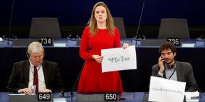 Die Grünen-Abgeordnete Terry Reintke hält im Europaparlament einen Zettel mit dem Schriftzug „#MeToo“ hoch