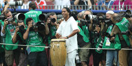 Ronaldinho trommelt vor Fotografen