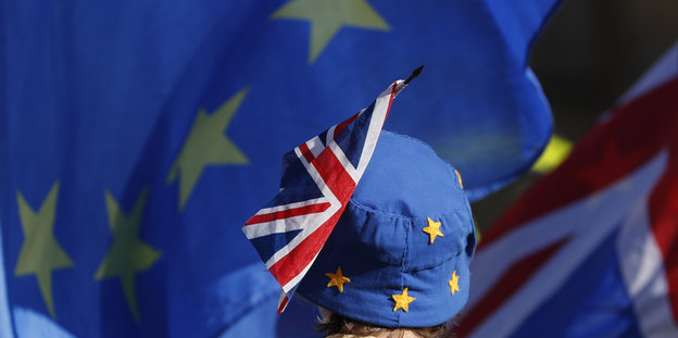 Frau mit EU-Hut und britischer Flagge