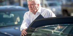 Volker Bouffier steigt aus einem Wagen