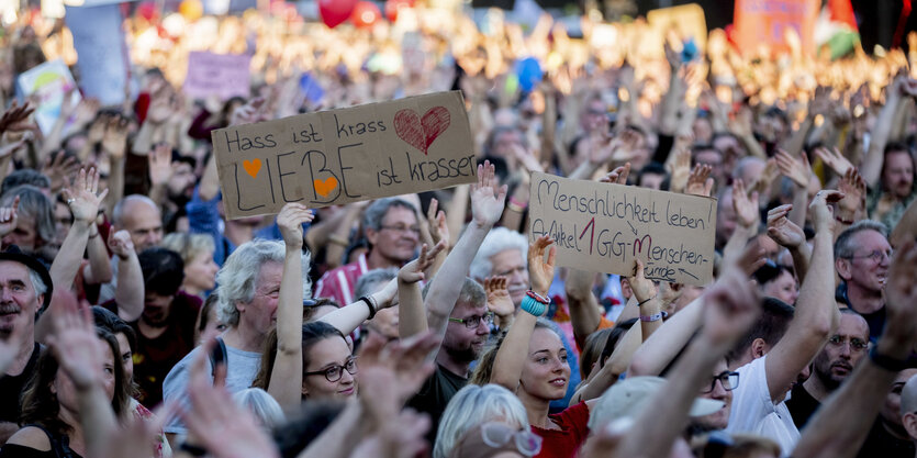 ·Hass ist krass, Liebe ist krasser" steht bei der Abschlusskundgebung der Demonstration gegen Rassismus und Rechtsruck mit dem Motto „Unteilbar“