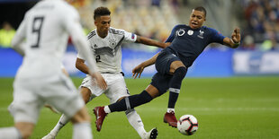 Szene aus dem Spiel Frankreich gegen Deutschland. Man sieht Thilo Kehrer und Kylian Mbappé