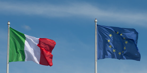Die italienische und europäische Flagge flattern nebeneinander