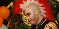 CSU-Politiker Markus Söder als Punk mit rotweißer Irokesenfrisur bei einer Fastnacht in Franken 2012