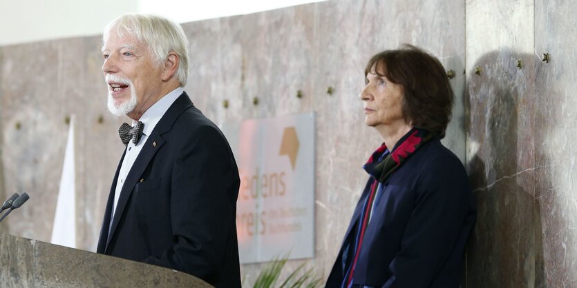 Links steht Jan, rechts Aleida Assmann vor dem Rednerpult in der Frankfurter Paulskirche bei der Verleihung des Friedenspreises des Deutschen Buchhandels in Frankfurt