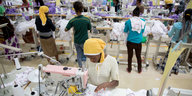 Menschen arbeiten in einer Textilfabrik
