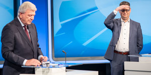 Der hessische Ministerpräsident Volker Bouffier und sein Herausforderer Thorsten Schäfer-Gümbel stehen in einem TV-Studio