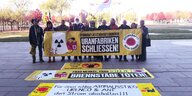 Eine Gruppe von AtomkraftgegnerInnen vor dem Bundestag, mit Fahnen und Bannern