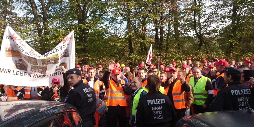 Demenostranten mit Warnwesten und Plakaten