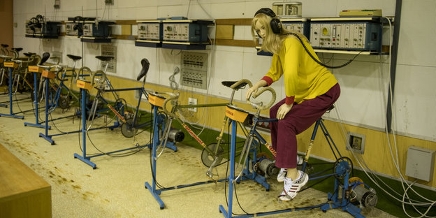 Trainingsfahrräder und Monitoren und Kabel in einem Museum: die einstige Unterdruckkammer in Kienbaum